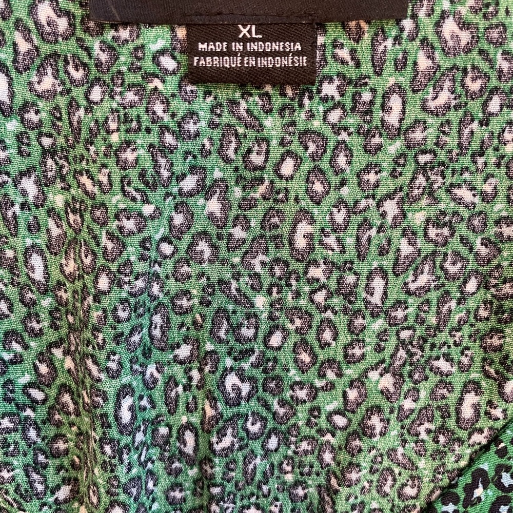 Sanctuary Noelle Animal Print Green and Black V Neck Blouse XL - Picture 9 of 10